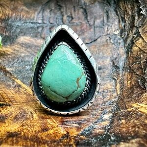 ❤️💯Silver and Green Teardrop Ring